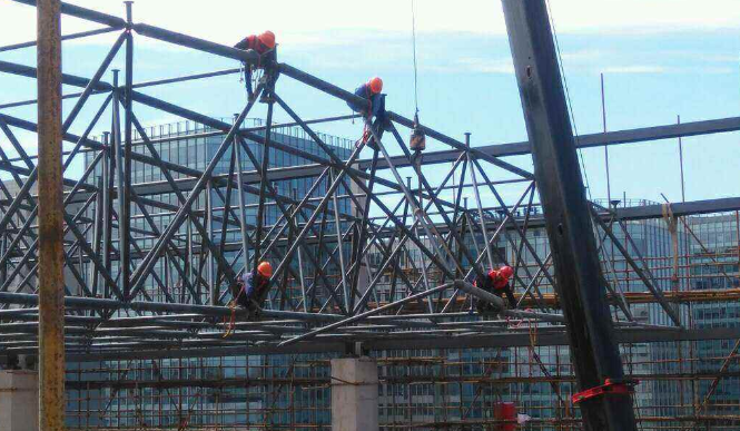 丽江论网架装配施工中搭设脚手架应当留神的事故